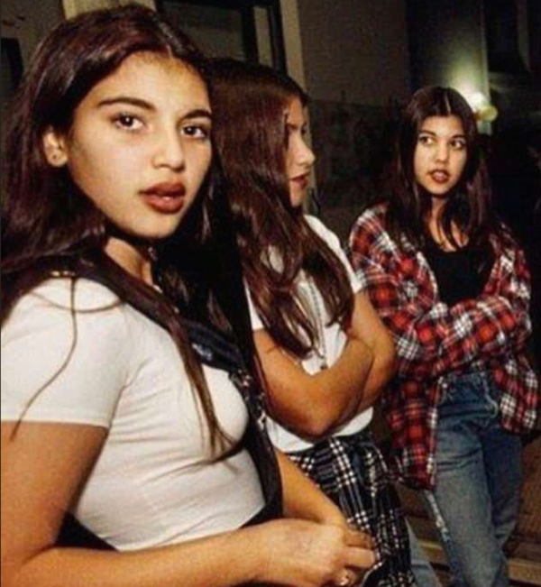 A socialite Kim Kardashian aos 17 anos ao lado de uma amiga e da irmã Kourtney Kardashian (Foto: Instagram)