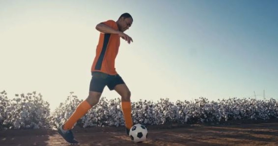 Cafu com a bola em campo de algodão. Ex-jogador é embaixador da UPL em campanha associada ao futebol