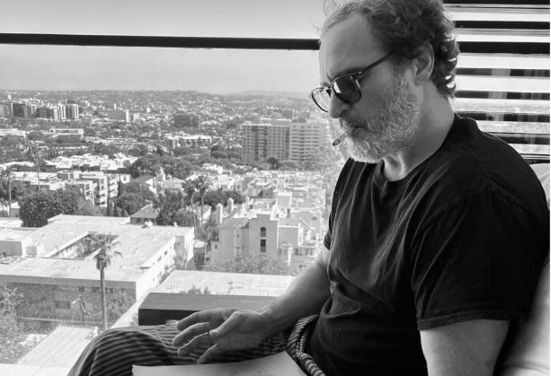 Joaquin Phoenix lendo o novo roteiro de Coringa 2 (Foto: Instagram/Reprodução)