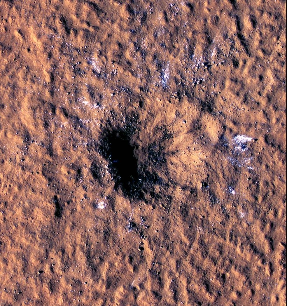Imagem de um satélite da Nasa em marte mostra blocos de gelo que foram projetados na superfície e uma cratera de cerca de 150 metros de diâmetro e 20 metros de profundidade, a maior já observada desde o início das operações da MRO, há 16 anos.  — Foto: Nasa/Divulgação