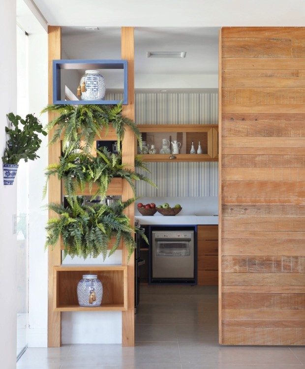 Porta de correr para integrar a cozinha coma sala (Foto: MCA Estúdio / Divulgação)