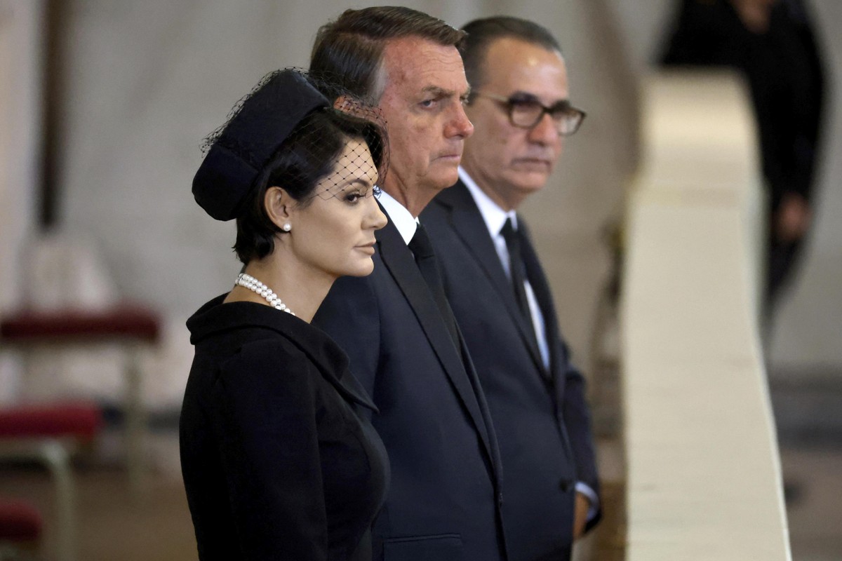 Em Londres, Bolsonaro visita caixão da rainha Elizabeth II ao lado de  Michelle e Silas Malafaia | Política | Valor Econômico