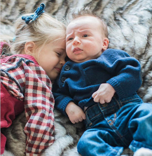 O neto de Susan Sarandon com a irmã (Foto: Instagram)