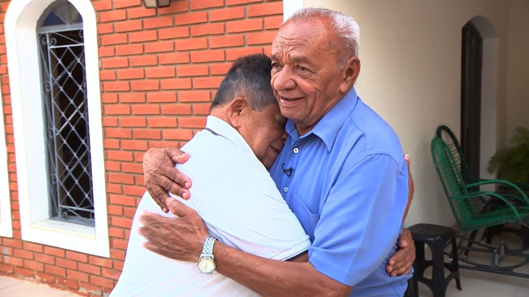 Separados há 70 anos, irmãos se reencontram no interior de SP; assista ao momento
