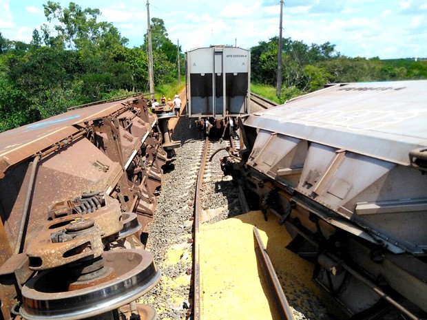 Vagões tombaram após a colisão entre os trens (Foto: Kelvyn Vituriano Mamede)