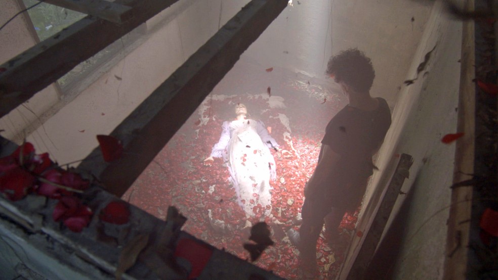 Murilo (Eduardo Moscovis) encontra corpo de Milu (Zezé Polessa) em cabana abandonada, em 'O Sétimo Guardião' — Foto: TV Globo