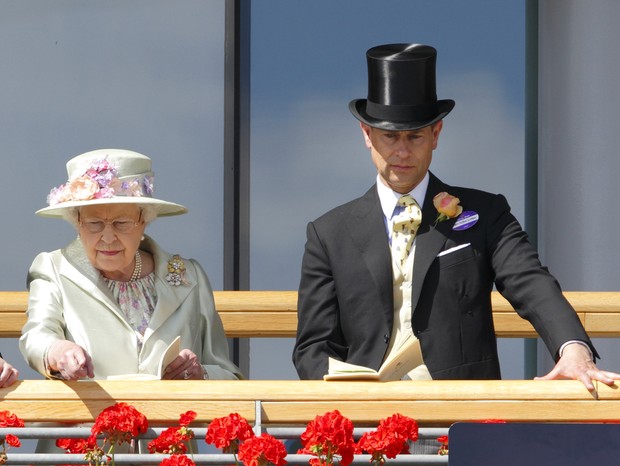 Rainha Elizabeth II e o filho caçula, Príncipe Edward (Foto: Getty Images)