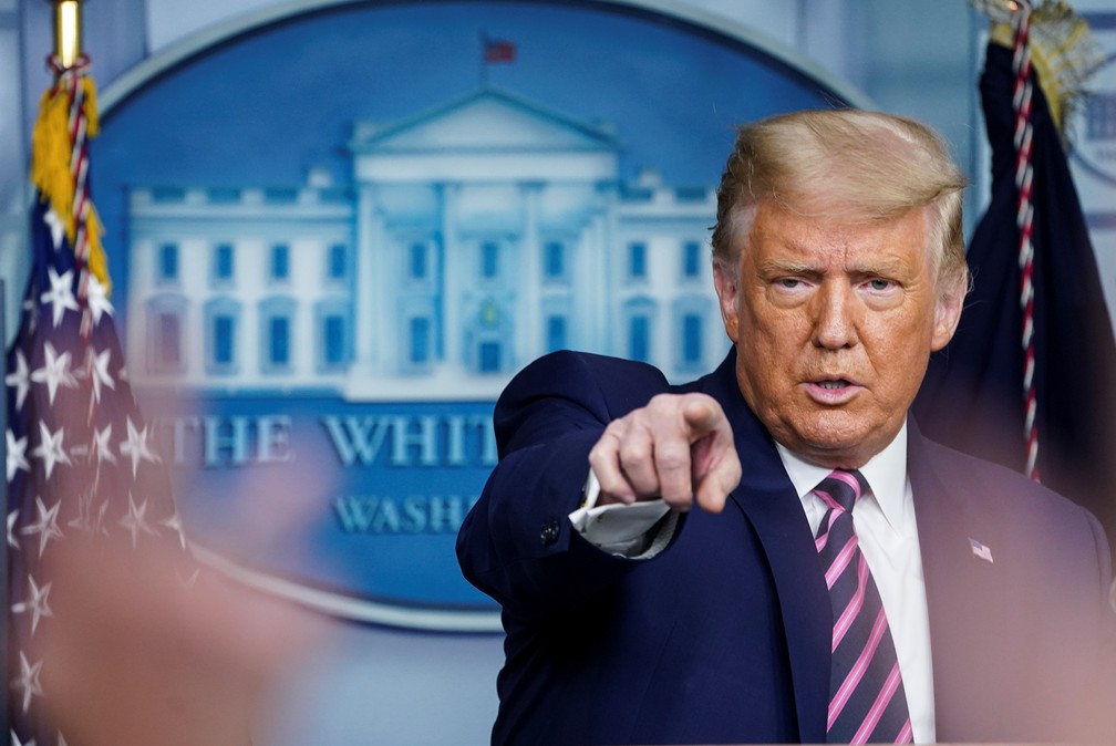 Presidente dos EUA, Donald Trump, durante coletiva de imprensa nesta sexta (18) — Foto: Kevin Lamarque/Reuters