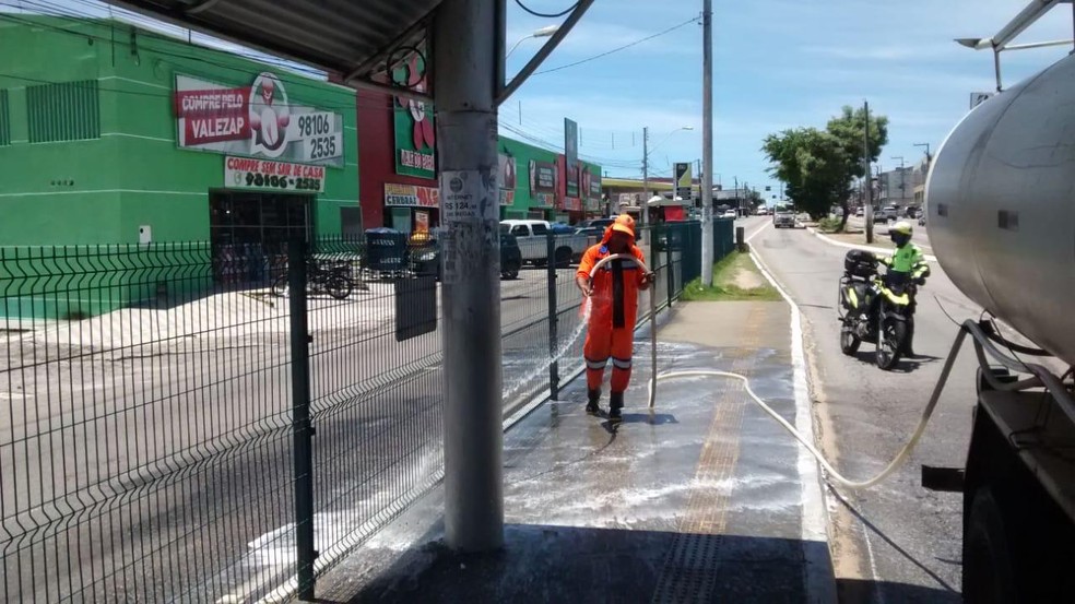 Paradas de ônibus de Natal estão sendo higienizadas para evitar contágio do novo coronavírus — Foto: Secom/Prefeitura de Natal