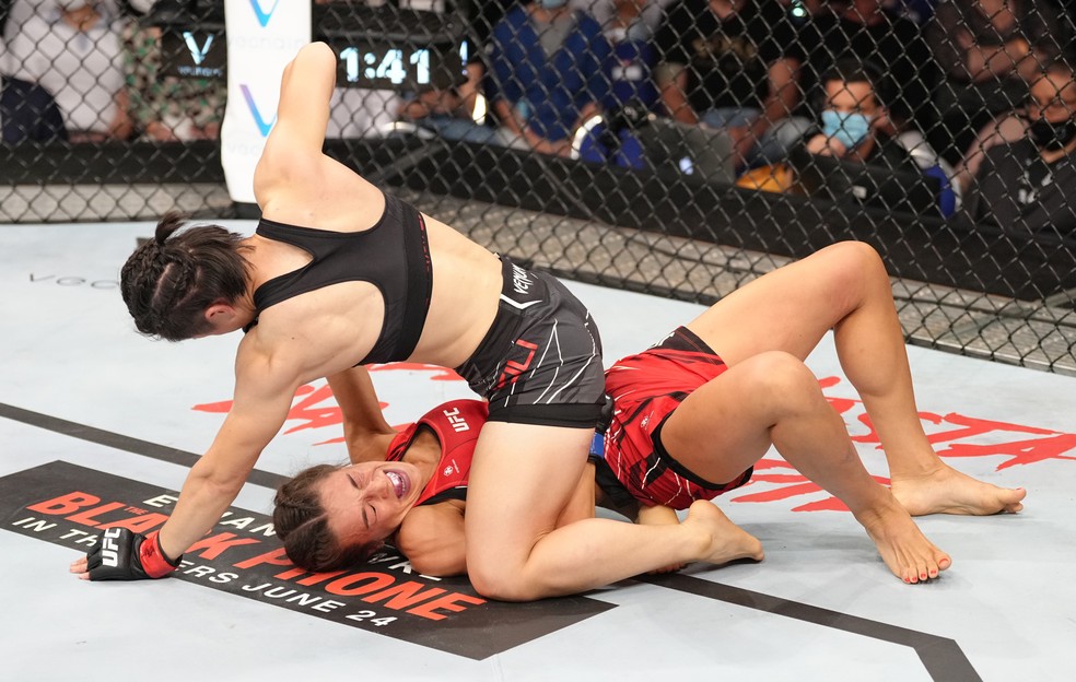 UFC 275: Weili Zhang vence Joanna no segundo round com nocaute espetacular  | combate | ge