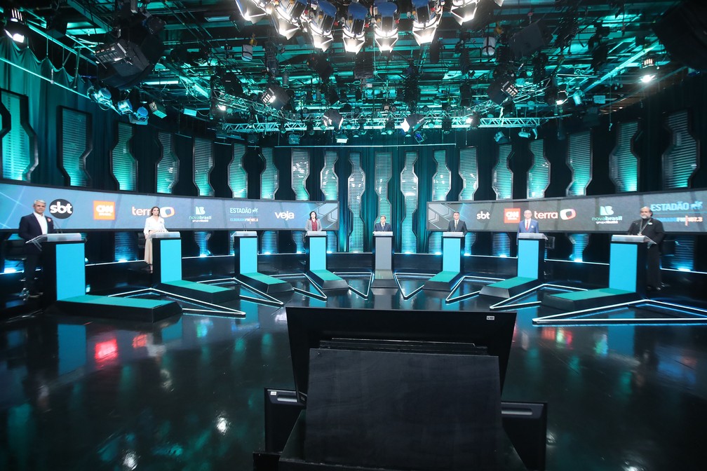 Os candidatos à presidência da República, Felipe D'Avila (Novo), Soraya Thronicke (União Brasil), Simone Tebet (MDB), Jair Bolsonaro (PL), Ciro Gomes (PDT) e Padre Kelmon (PTB) durante debate entre os presidenciáveis promovido pelo pool de veículos formado por SBT, Estadão/Rádio Eldorado, Veja, Terra e NovaBrasilFM, nos estúdios do SBT em Osasco, na Grande São Paulo, neste sábado, 24 de setembro de 2022. A mediação é do jornalista Carlos Nascimento (ao centro).  — Foto: ALEX SILVA/ESTADÃO CONTEÚDO