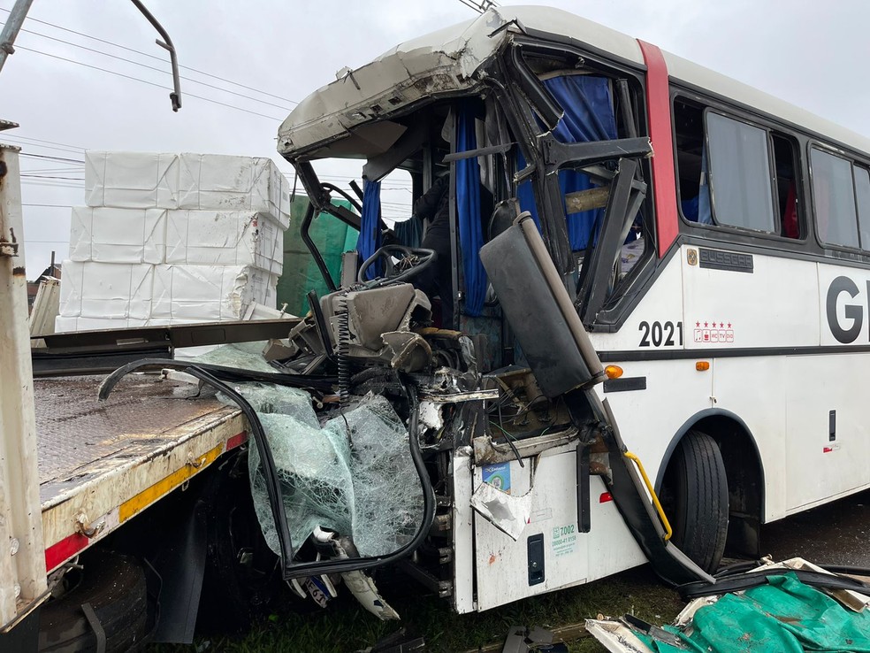 10 pessoas ficam feridas após acidente entre ônibus e caminhão na BR-277, em Foz do Iguaçu  — Foto: Roberto Wolfart/RPC Foz do Iguaçu 