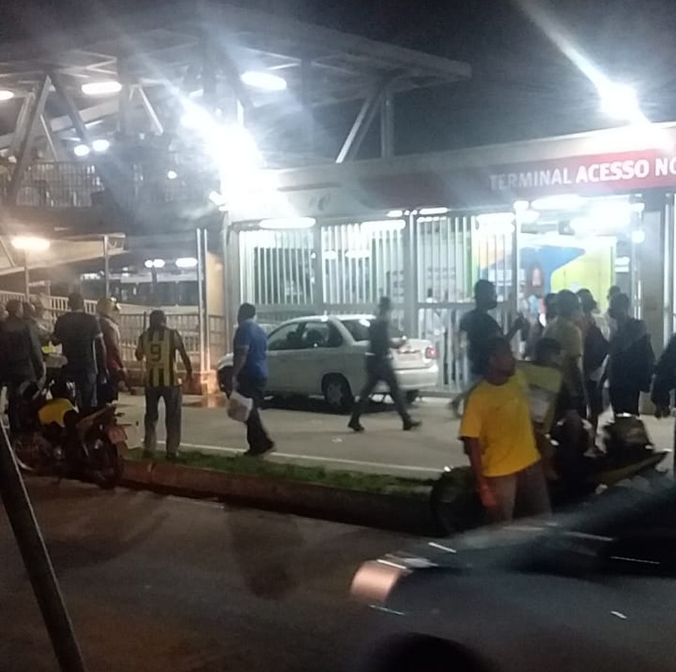 Motorista por aplicativo atropela duas mulheres após ser baleado na Rótula do Abacaxi, em Salvador — Foto: Redes Sociais