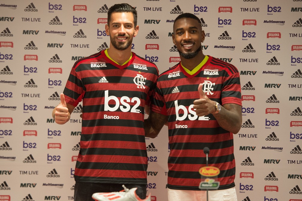 Gerson em sua apresentação oficial pelo Flamengo, em julho de 2019, ao lado do espanhol Pablo Marí — Foto: Alexandre Vidal / Flamengo