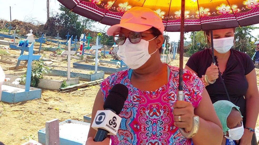Cl&aacute;udia Silva e a fam&iacute;lia foram at&eacute; o cemit&eacute;rio Nossa Senhora de Aparecida. &mdash; Foto: Karla Mendes/g1 