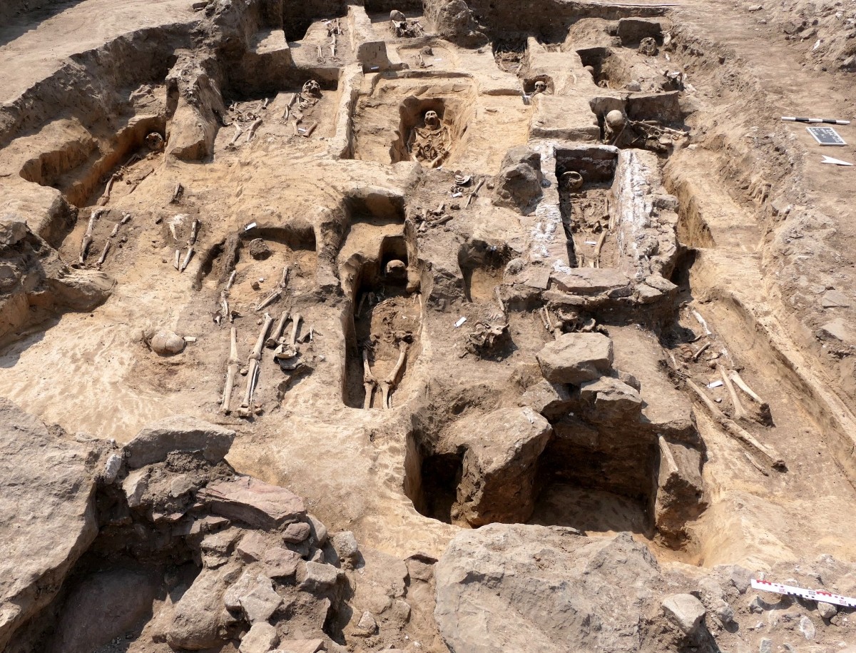 Sepulturas de tijolos do lado de fora da igreja guardam ossos humanos  (Foto: Felix Biermann/ Escritório Estadual de Preservação de Monumentos e Arqueologia Saxônia-Anhalt)