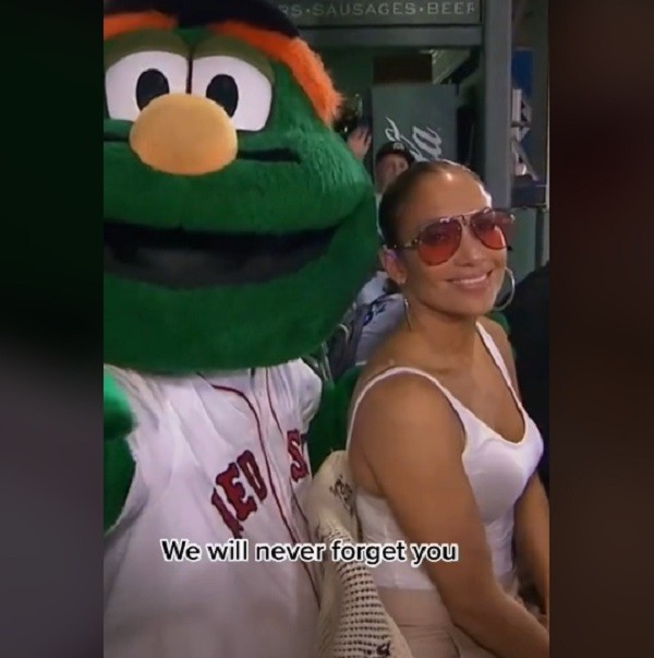 A cantora Jennifer Lopez com o mascote do Boston Red Sox no vídeo compartilhado no TikTok da equipe de beisebol (Foto: TikTok)