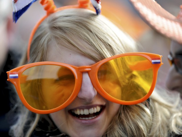 Mulher usa óculos gigantes durante abdicação da rainha da Holanda (Foto: Cris Toala Olivares/Reuters)