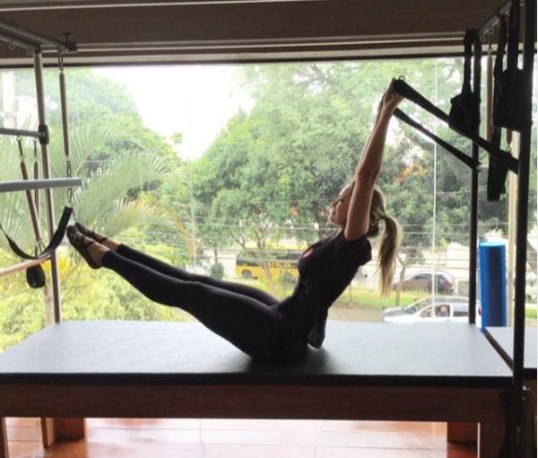 Ellen Roche exibe minicinturinha em aula de Pilates (Foto: Reprodução/ Instagram)