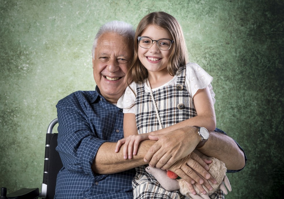 Alberto (Antonio Fagundes) é apaixonado pela neta, Sofia (Valentina Vieira) — Foto: João Cotta/Globo