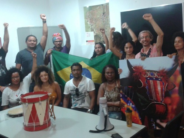 Representantes do Conselho Nacional de Cultura, professores e artistas participam de protesto na sede do IPHAN em São Luís (Foto: G1 MA)