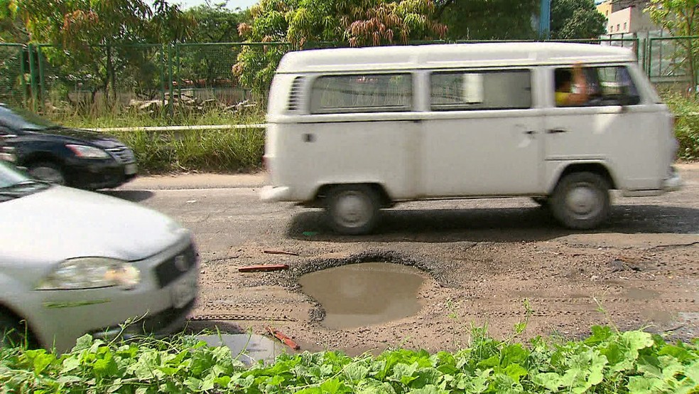 Motoristas sofrem com buracos e canteiros cheios de mato na rodovia PE-15 &mdash; Foto: Reprodu&ccedil;&atilde;o/TV Globo