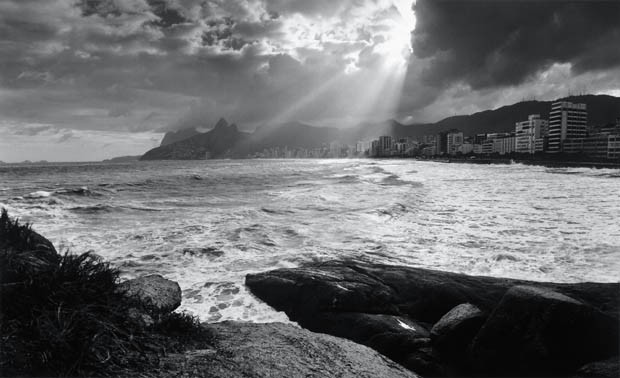 Mar agitado no Arpoador, 2001 (Foto: Cesar Barreto/Reprodução)