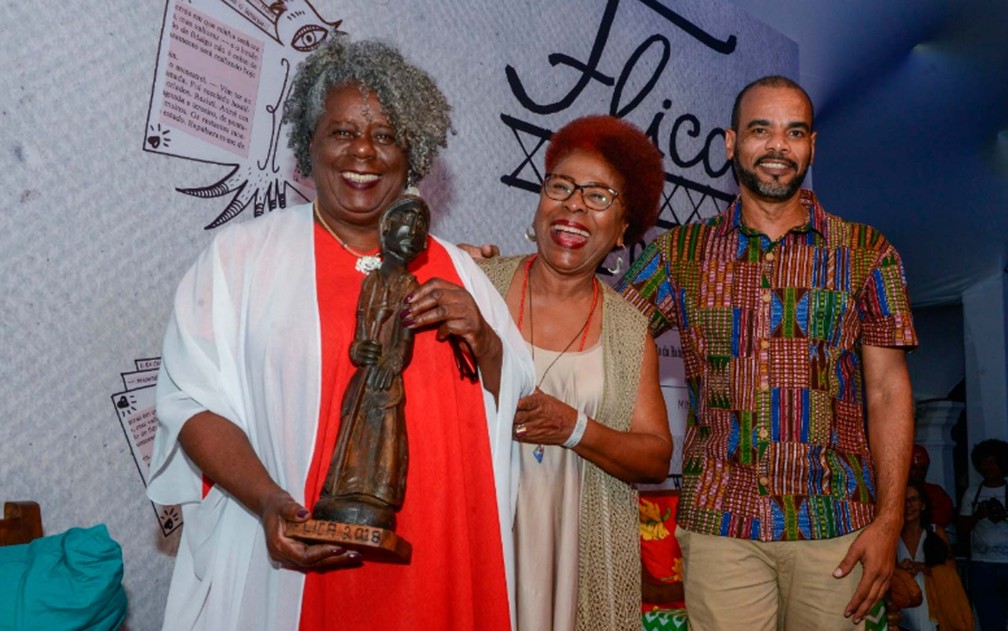 Conceição Evaristo, escritora mineira, recebeu uma escultura de um artista plástico cachoeirano neste sábado (13) — Foto: Ricardo Prado/Divulgação