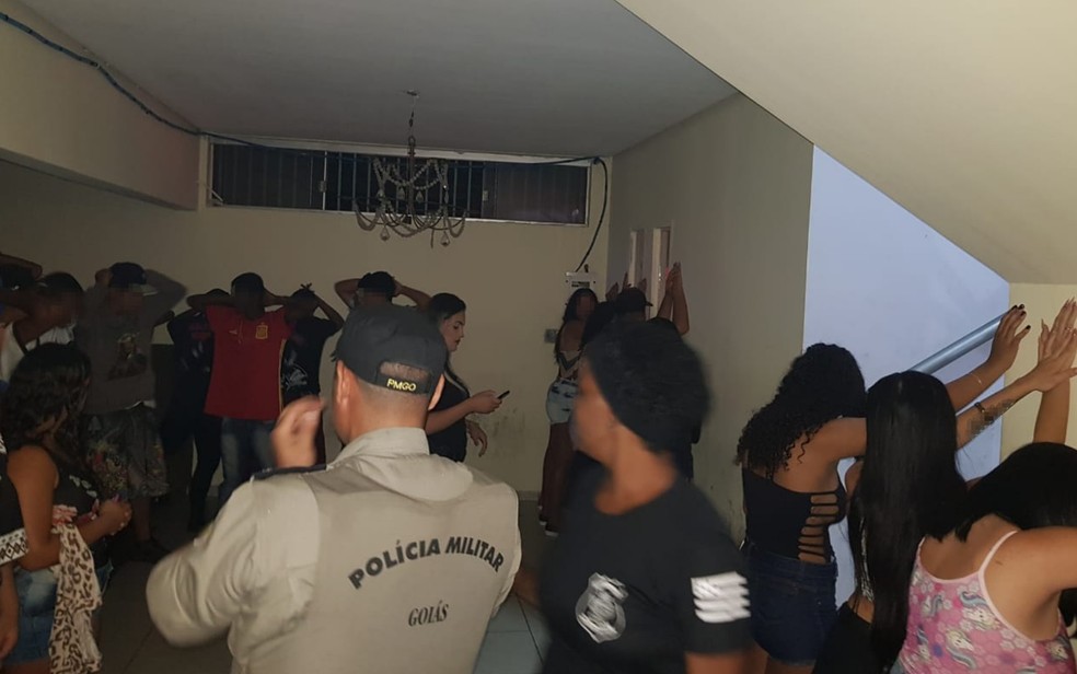 AÃ§Ã£o em boate, que foi interditada, em Aparecida de GoiÃ¢nia â Foto: DivulgaÃ§Ã£o/PM