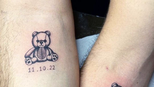 Tiago Abravanel e Fernando Poli fazem tatuagens iguais com urso e data do casamento