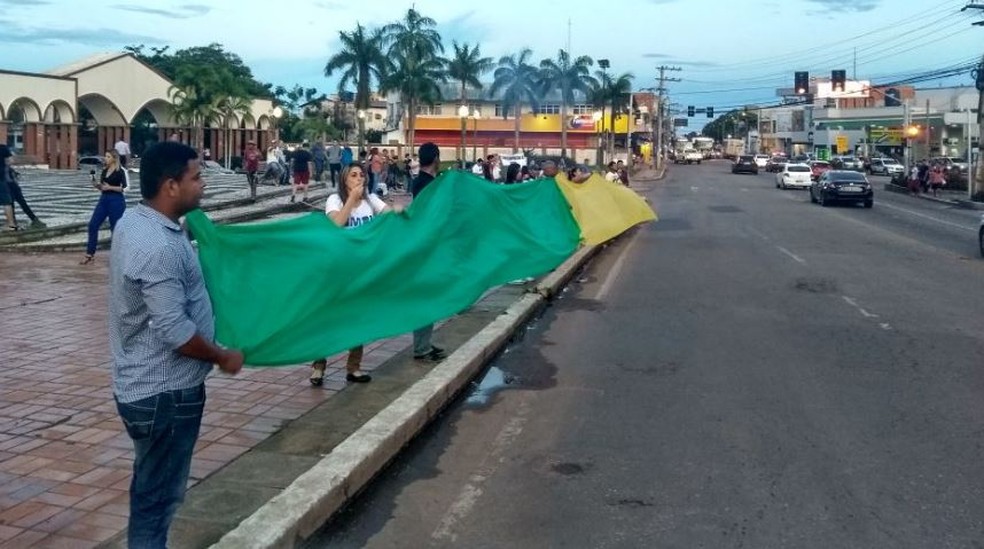 Ato contra Lula foi liderado pelo MBL em Rio Branco  (Foto: Luan Cesar/G1)