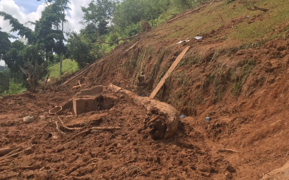Buscas por idoso que teve casa soterrada são retomadas em Amargosa, interior da Bahia — Foto: Muller Nunes/TV Bahia