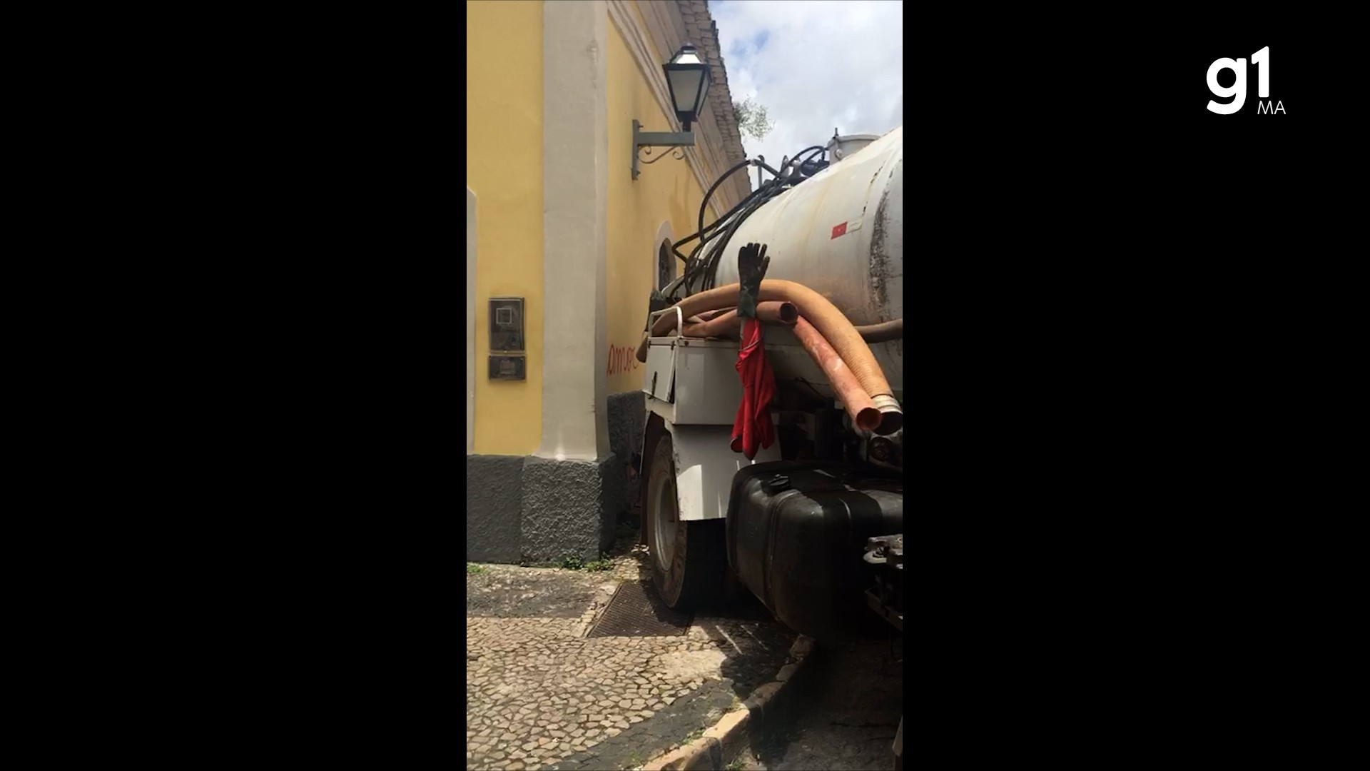 Caminhão da Caema sai desgovernado e atinge carros e imóvel no Centro de São Luís