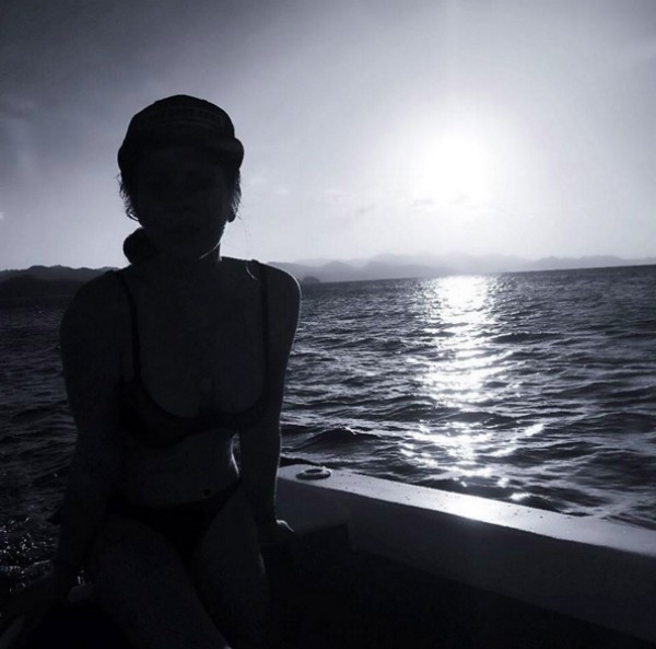 Lindsay Lohan em um barco na Costa Rica (Foto: Instagram)