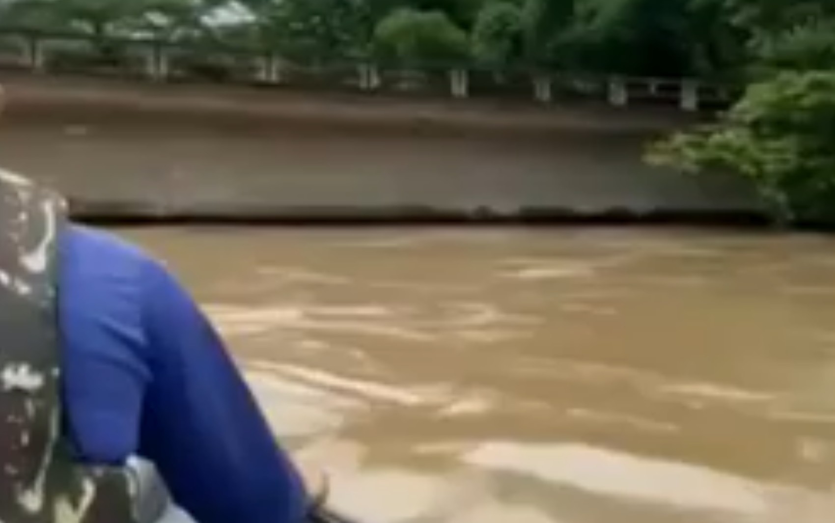 Corpo seminu é encontrado por pescadores enrolado em linha de anzol em rio de Goiás 