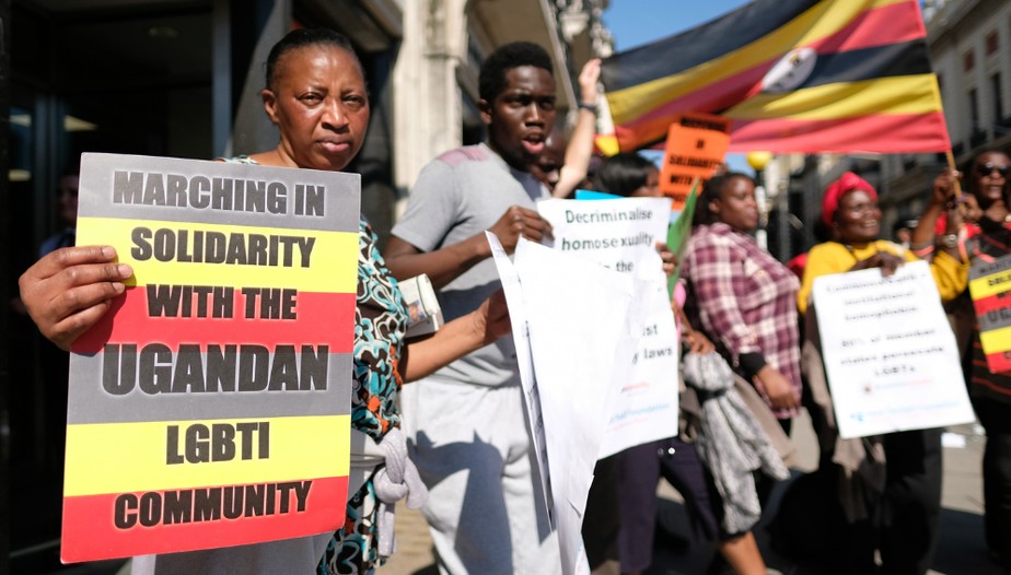 Fotografias de uma marcha realizada por moradores de Uganda em solidariedade à comunidade LGBTQIA+