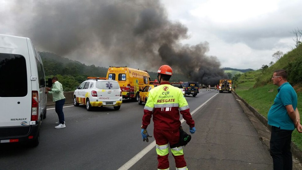 Incêndio destrói ônibus e congestiona trânsito na Via Dutra, em Resende (Foto: PRF/Divulgação)