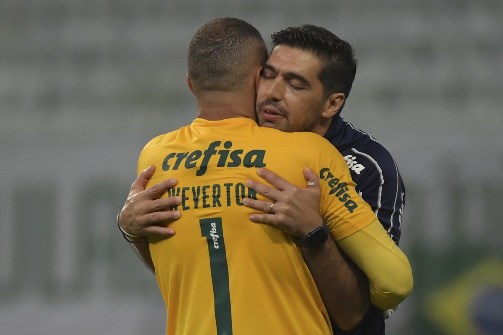 Palmeiras 0 x 2 River Plate: Abel Ferreira e Weverton se abraçam — Foto: Conmebol/Divulgação