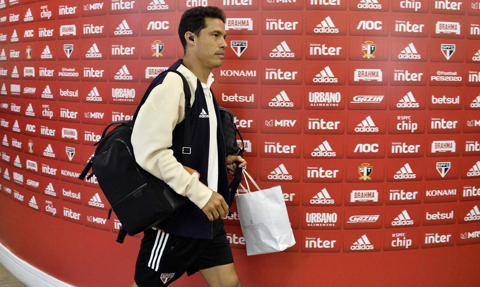 Hernanes pede conscientização de brasileiros para combater coronavírus