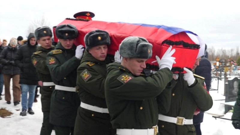 O caixão de Mikhail foi envolto na bandeira nacional antes do sepultamento (Foto: BBC News)