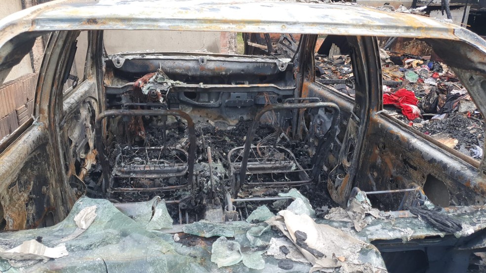 Criminosos ateiam fogo a veículo, mas chamas se espalharam e destruíram residência — Foto: Marcelo Moreira/ Rede Amazônica