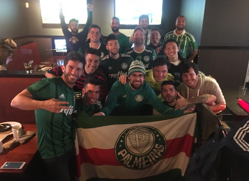 Palmeirenses se reúnem em bar no Canadá e acreditam em virada na Libertadores: 