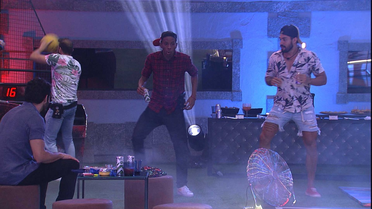 Lucas Penteado ensina coreografia para brothers na Festa ...