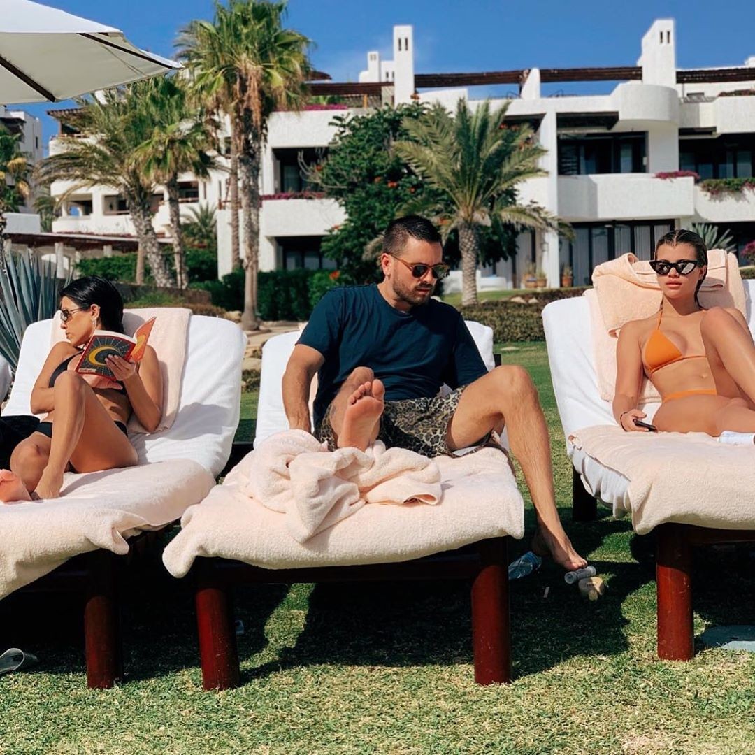 Kourtney Kardashian, Scott Disick e Sophia Ritchie (Foto: Reprodução/Instagram)