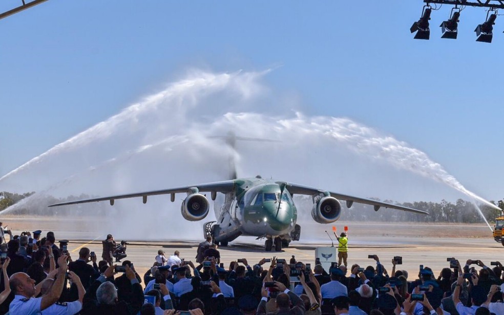 Bolsonaro participa da entrega do maior avião cargueiro do Brasil à Base Aérea de Anápolis  — Foto: Vitor Santana/G1