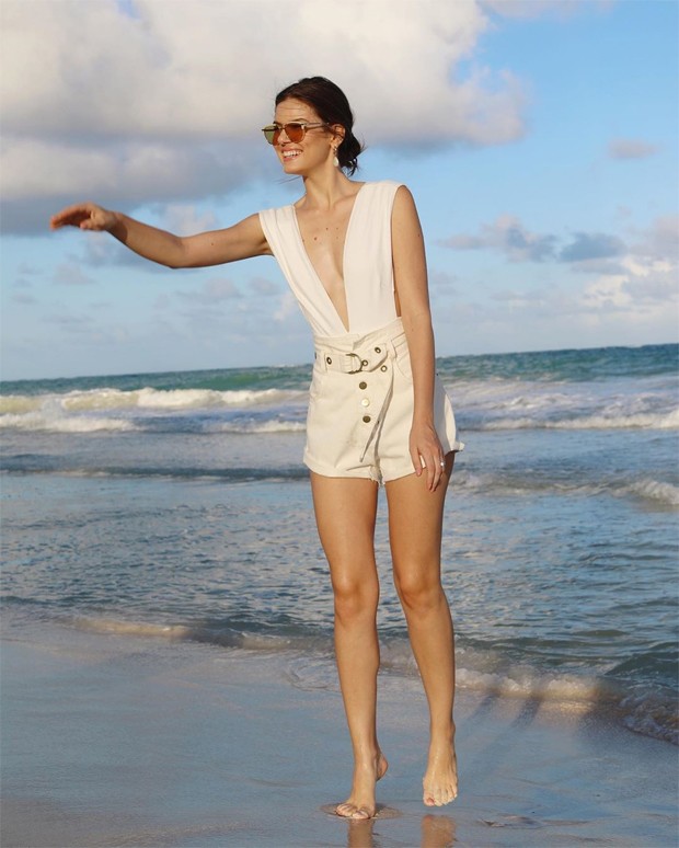Camila Queiroz vai à praia no México (Foto: Reprodução/Instagram)