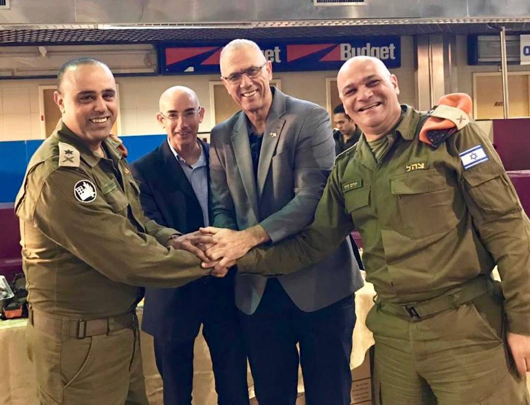 Yossi  Shelley, embaixador de Israel no Brasil, e soldados das Forças de Defesa de Israel posam antes de voo para ajudar nas buscas em Brumadinho, MG