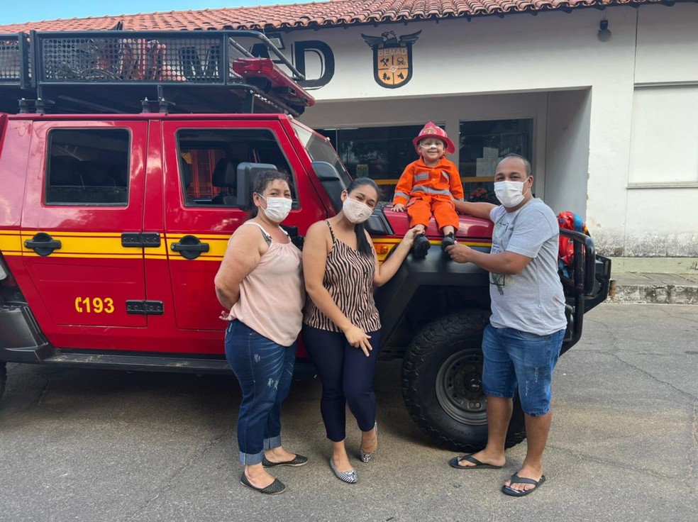 Arthur e a família, neste domingo (20), em Belo Horizonte — Foto: Corpo de Bombeiros de Minas Gerais/Divulgação