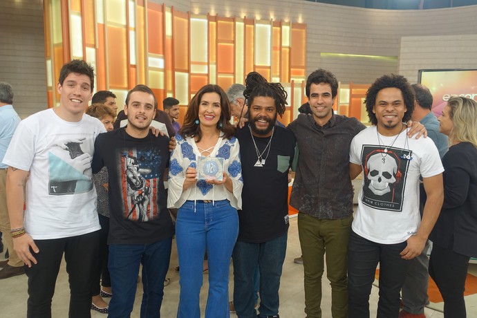 Fátima posa com a banda Onze:20 (Foto: Vinícius Cunha/Gshow)