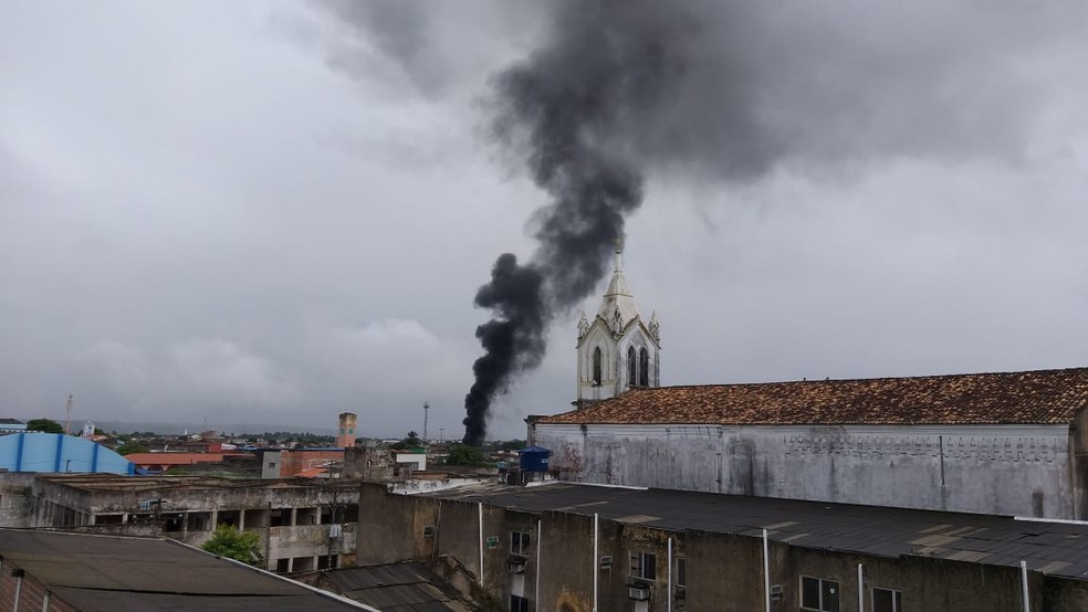 Fumaça de incêndio em estabelecimento comercial na Levada, em Maceió, podia ser vista de longe — Foto: João Grigório/Arquivo pessoal